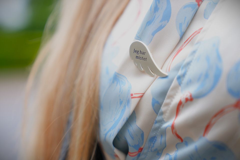 Nyt symbol skal gøre sorg synlig: Over 1.000 deles ud i hele Danmark