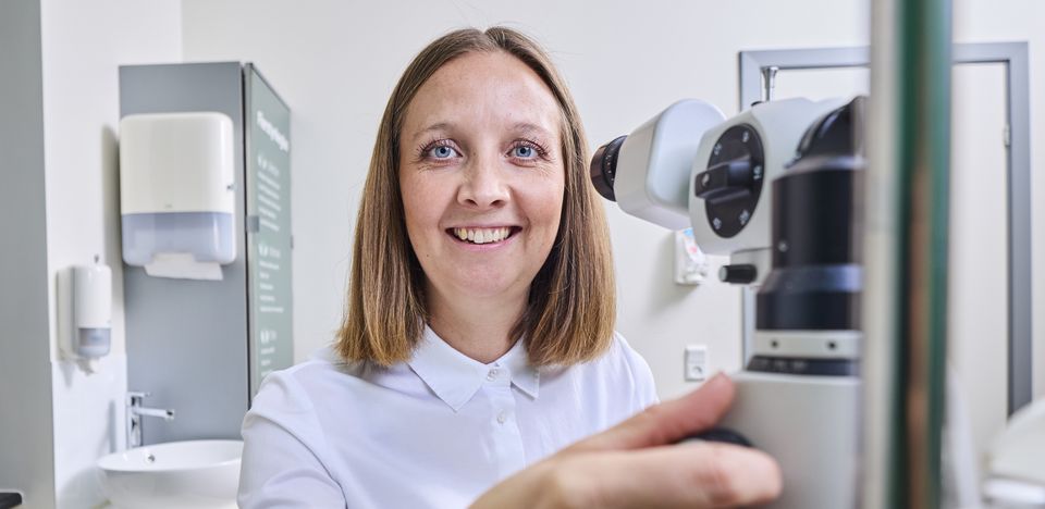 6 ud af 10 oplever øjengener ved skærmbrug. Få optikerens råd til, hvad du selv kan gøre efter ferien